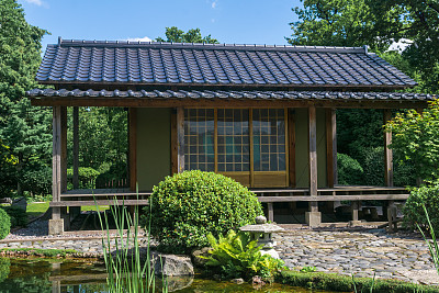 日本花园池塘后的茶室