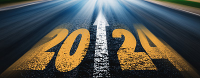 2024年的新年写在高速公路上，动作模糊。横幅广告。未来，工作开始运行线远景概念。风景大道喜迎新春。2024年初成功启动。