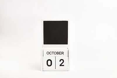 日期为10月2日的日历和设计师的位置。说明某一特定日期的事件。