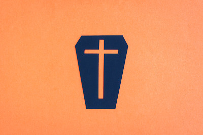 万圣节快乐，黑色棺材与基督教十字架从剪纸在橙色背景，装饰万圣节的概念