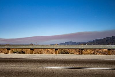 浓重的烟雾笼罩着洛杉矶附近的加州山丘