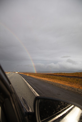 车窗外的彩虹。