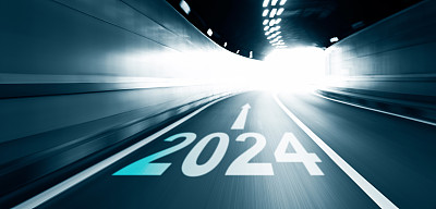 2024年新年的蓝色调，在隧道道路上模糊的运动