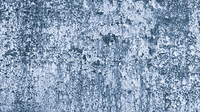 美丽的抽象垃圾装饰深蓝色暗灰泥墙背景，艺术粗糙的风格化纹理网页横幅与空间的文字。蓝色背景