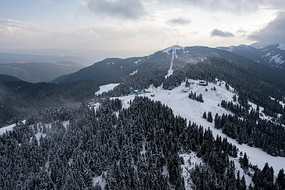 云雾淹没了雪山