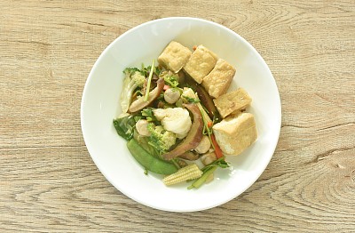 清炒青菜片、青豆花椰菜、草菇一对、豆腐块、素菜
