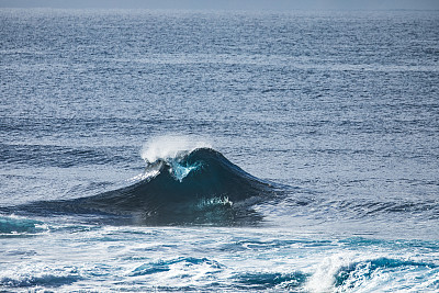 海洋中独特的破浪的广角镜头