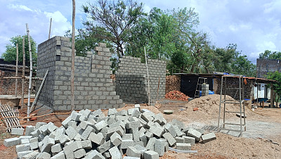 一座新房子正在用水泥石建造。