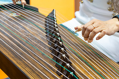 演奏中国乐器——古筝