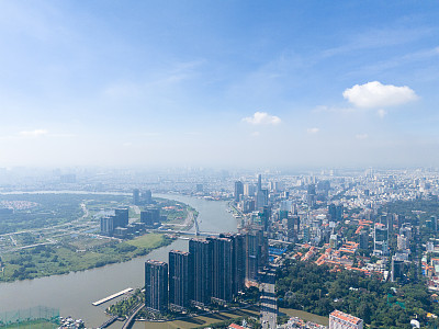 鸟瞰胡志明市的天际线，建筑，道路，桥梁和西贡河在越南的早晨。