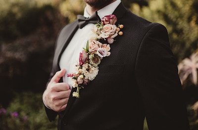 婚礼上新郎西装上的花胸花