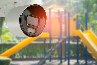CCTV闭路摄像头，电视监控，幼儿园，学校，操场，儿童户外，安全系统的概念。