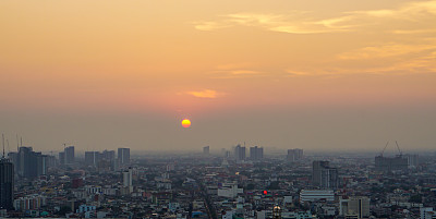 被照亮的曼谷城市天际线全景，在黄昏的大都市在日落期间黑暗。风景优美的城市全景，五彩斑斓的都市黄昏上的现代都市。大倾角