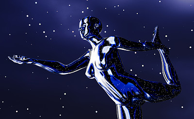 蓝色金属女性机器人在夜空下跳瑜伽舞