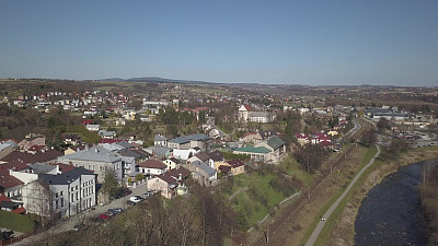 比茨，波兰- 2019年4月4日:波兰古城比茨全景。由四旋翼机或无人机拍摄的鸟的飞行航拍照片。中世纪喀尔巴阡山脉建筑的旅游胜地