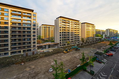 日出的阳光照在成都的住宅楼上