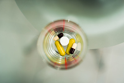 在容积瓶中准备病人每日剂量的胶囊和片剂组的俯视图。