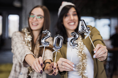 手持数字2024的女性代表即将到来的新年