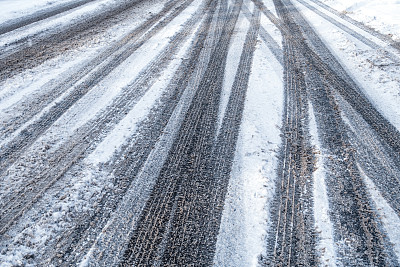 路面上融化的雪