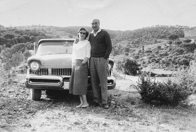 年轻夫妇和老爷车。