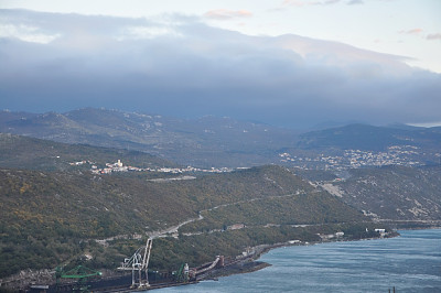 冬季时分，克罗地亚巴卡拉茨有强风布拉。布拉在亚得里亚海。强风“Bura”吹得最厉害....亚得里亚海海岸的冬季
