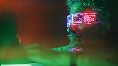 专业玩家戴着VR眼镜玩在线视频游戏。