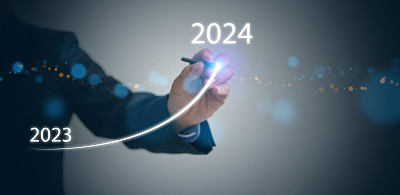 一个商人在虚拟技术屏幕上绘制上升曲线，从2023年底上升到2024年初。新年快乐，欢迎新的商业目标和愿景