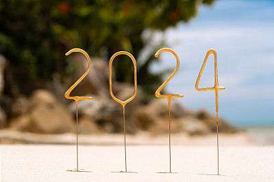 热带海滩上即将到来的2024年新年的数字。异国他乡的庆典概念