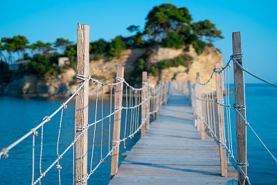通往希腊扎金索斯岛的一座小木桥