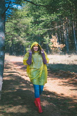 秋天，背着背包走在森林里的女人