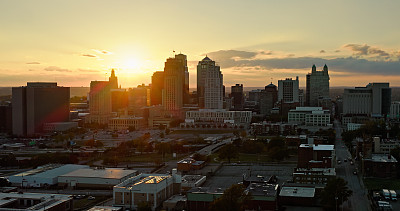 航空拍摄的市中心堪萨斯城，在日落密苏里州