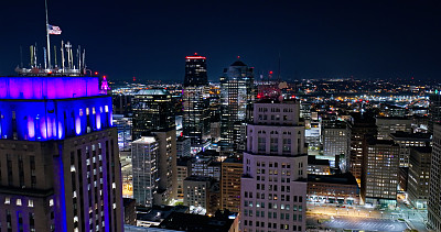 航空拍摄的市政厅俯瞰市中心的堪萨斯城，密苏里州的夜晚