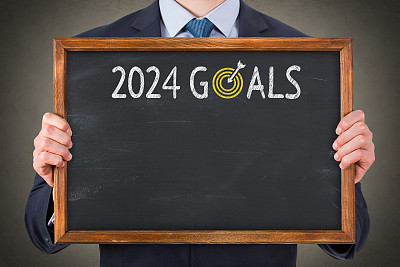 黑板背景上的2024年新年目标