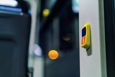 东京公交下车按钮。