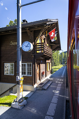 在瑞士度假-贝尔尼纳快车停在苏洛瓦斯火车站