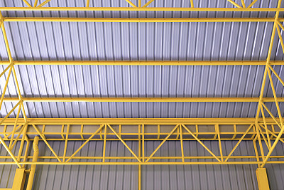 黄色金属屋面梁结构和铝瓦楞瓦屋面工业仓库建筑，对称和底部视图