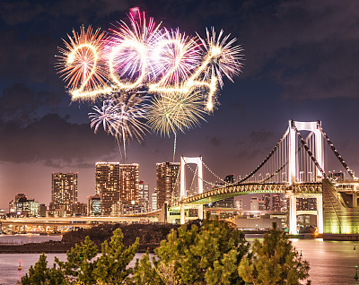 东京彩虹桥上新年前夜的烟火