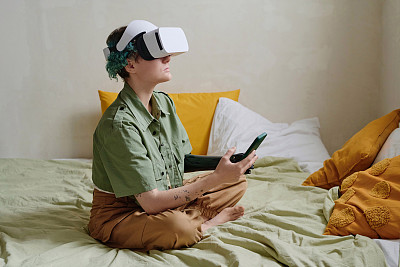 女孩在玩虚拟现实游戏