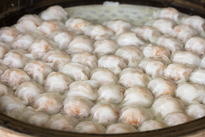 台湾虾仁丸子(八丸)，台湾传统美味街头小吃，台湾风味巨型饺子。它是用米粉、玉米淀粉和甘薯淀粉做成的面团;煮后看起来是半透明的。