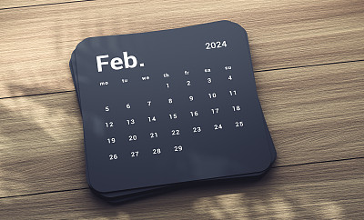木桌上的2024年二月日历