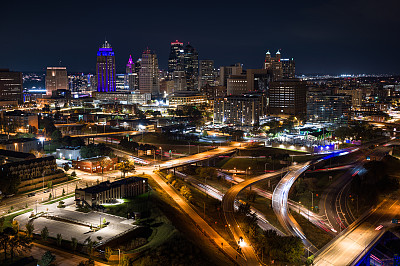航空静止图像的市中心堪萨斯城，密苏里州在一个秋天的夜晚