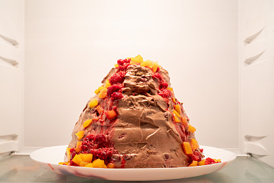 自制的火山形状巧克力水果蛋糕放在冰箱里