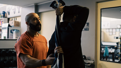 专业教练在健身房上课 专业教练在健身房上课