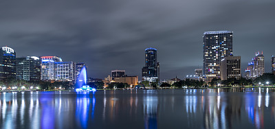 夜晚，佛罗里达州奥兰多市中心Eola湖上的灯光喷泉