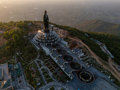 越南德宁省巴登山旅游区的景色。一个独特的佛教建筑，海拔最高，从下面看是非常美丽的。