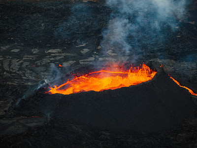 正上方是火山口内沸腾熔岩的特写镜头，鸟瞰图