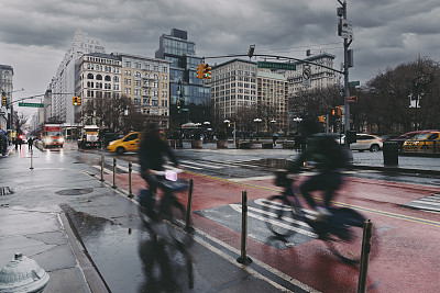 美国纽约，冬日的雨天，联合广场