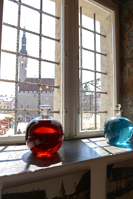 爱沙尼亚塔林一家药店橱窗上的老式药瓶，旅游，古董，景点，红色，蓝色，市政厅，旅游