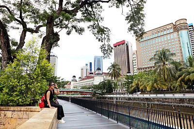 独自旅行可爱的亚洲女人在吉隆坡的城市景观