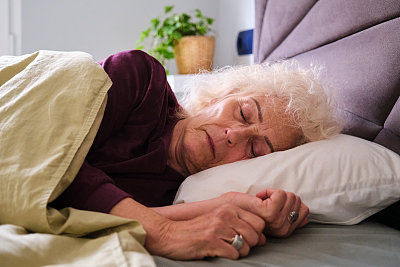 睡在床上的拉丁老妇人。睡过头了,睡着了。